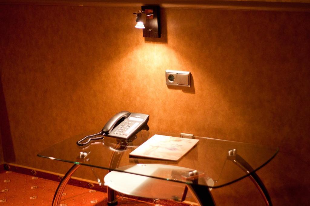 Road Star Hotel Dnipro Room photo